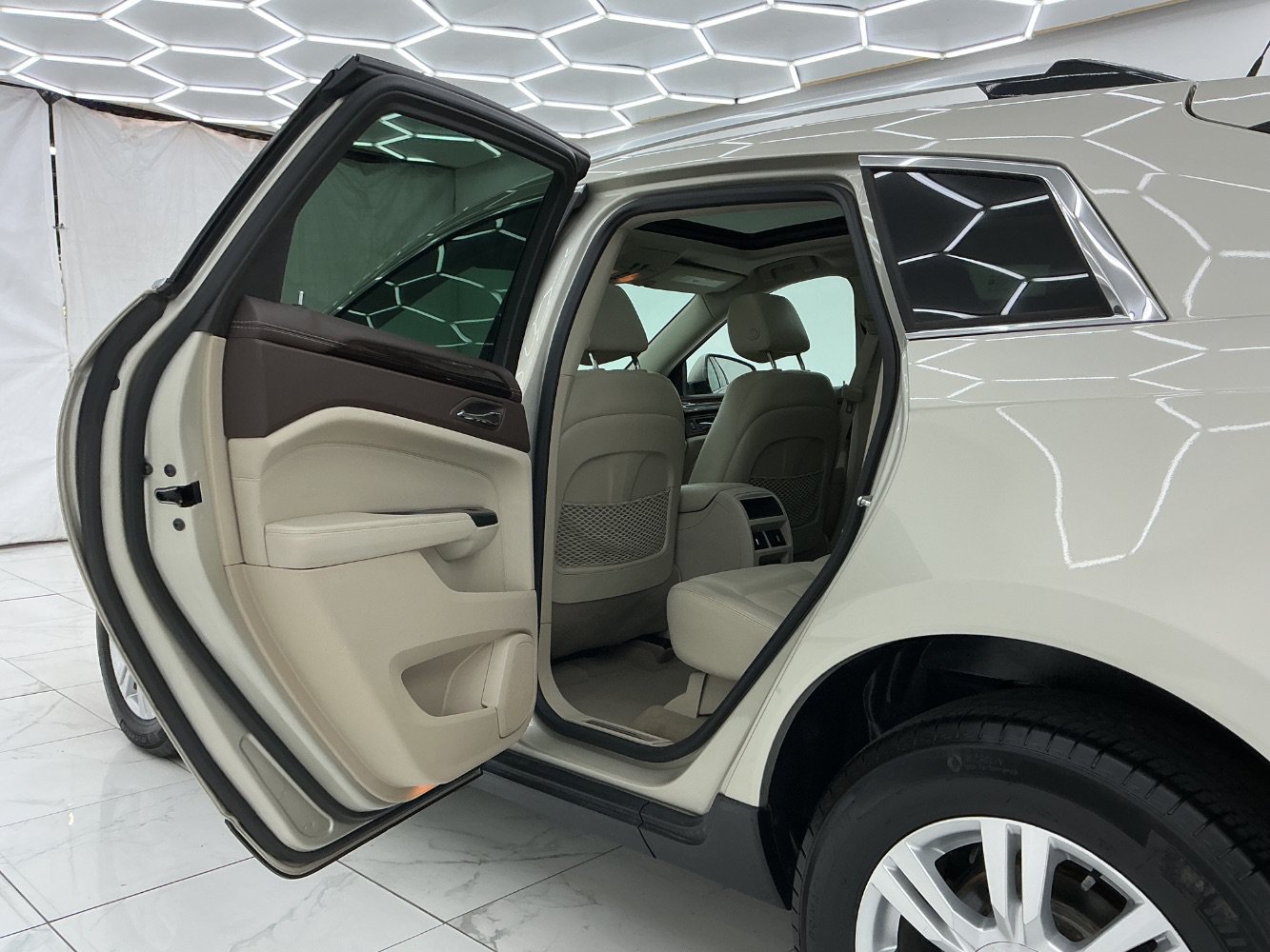 Used 2014 Cadillac SRX Luxury w/ Driver Awareness Package FWD image 22