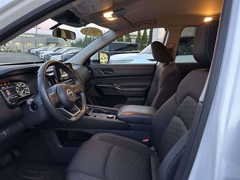 Used 2024 Nissan Pathfinder SV image 16