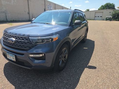 Used 2021 Ford Explorer XLT w/ Equipment Group 202A AWD/4WD image 3