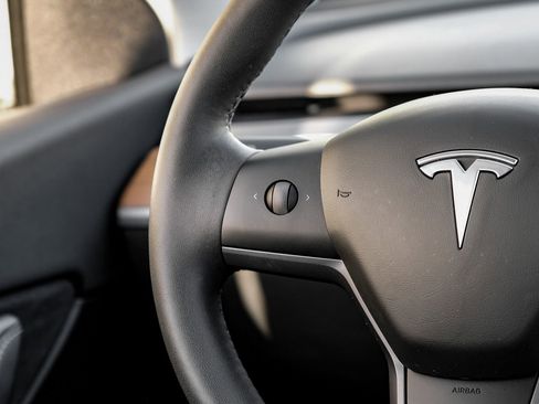 Used 2021 Tesla Model Y Long Range image 14