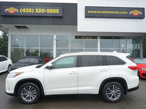 Used 2017 Toyota Highlander XLE AWD/4WD image 2