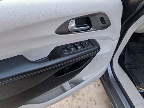 Used 2021 Chrysler Pacifica Touring-L image 8