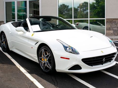 Used 2015 Ferrari California T RWD image 10
