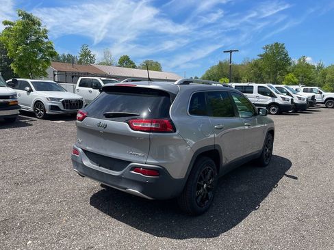 Used 2017 Jeep Cherokee Limited AWD/4WD image 5