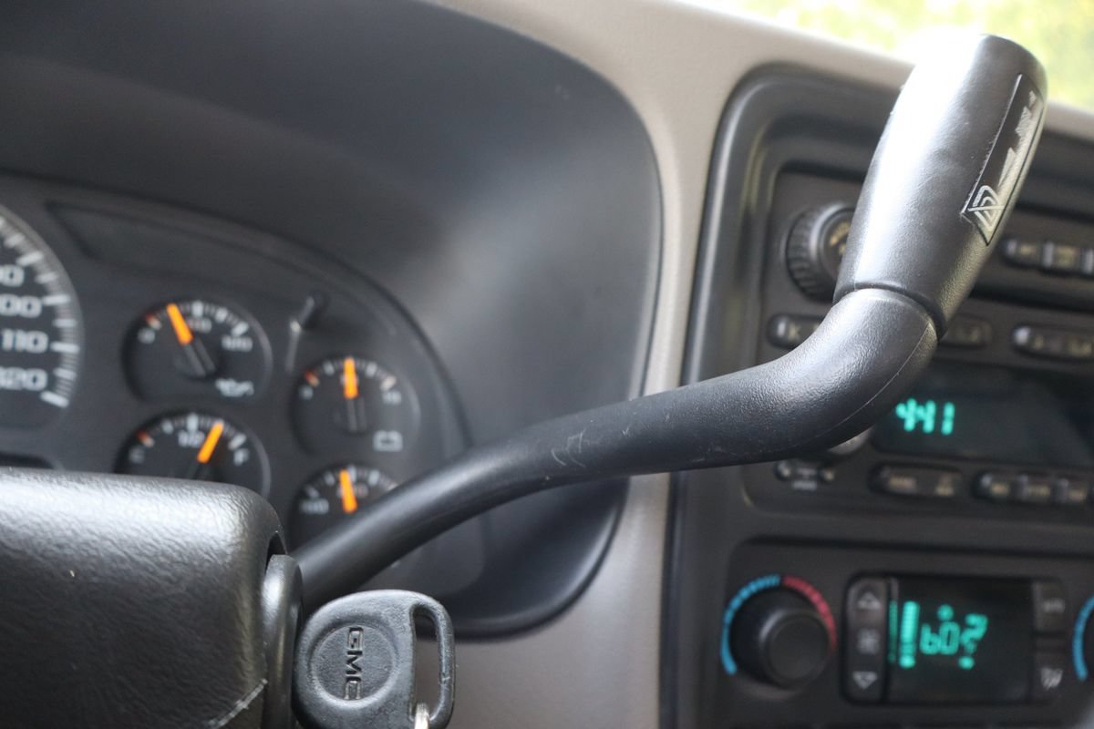 Used 2004 GMC Sierra 2500 SLT w/ Heavy-Duty Power Package AWD/4WD image 33