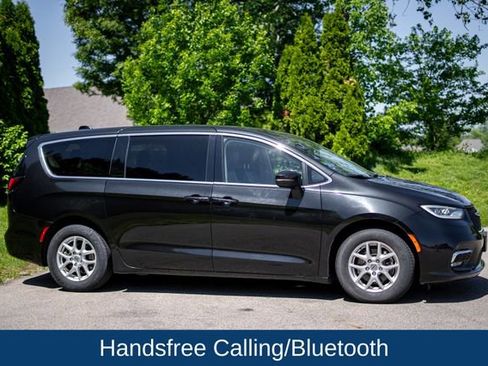 Used 2023 Chrysler Pacifica Touring-L FWD image 4
