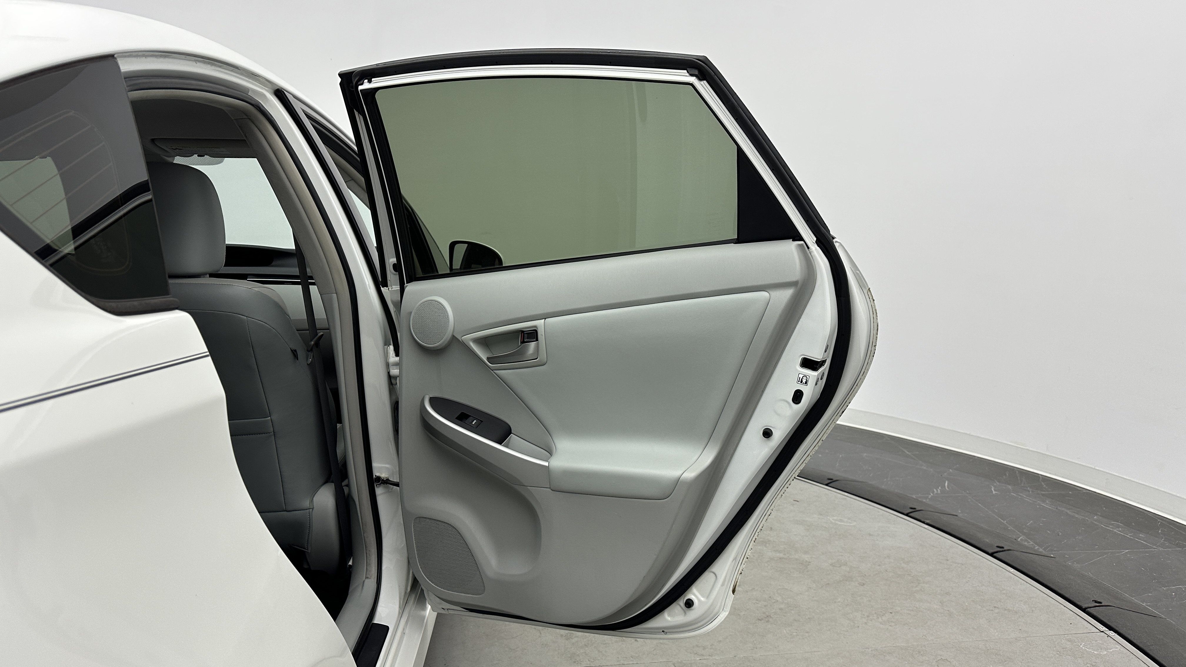 Used 2015 Toyota Prius Five w/ Advanced Technology Package FWD image 27