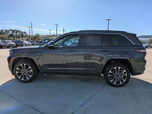 New 2025 Jeep Grand Cherokee Overland w/ Trailer Tow Package AWD/4WD image 7