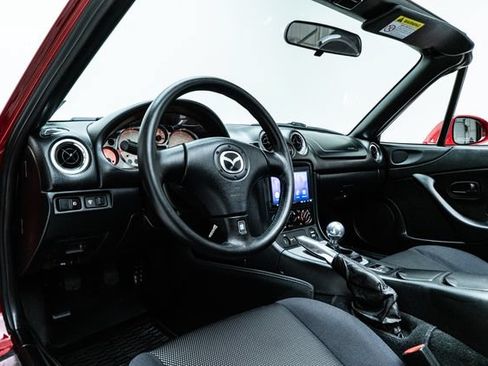 Used 2001 MAZDA MX-5 Miata RWD image 24