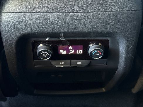 Used 2025 Chevrolet Traverse LT FWD image 20