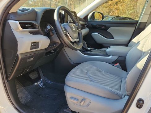 Used 2023 Toyota Highlander L image 11