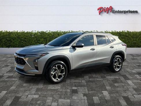 Used 2024 Chevrolet Trax LT w/ Driver Confidence Package FWD image 4