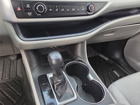 Used 2019 Toyota Highlander LE image 11