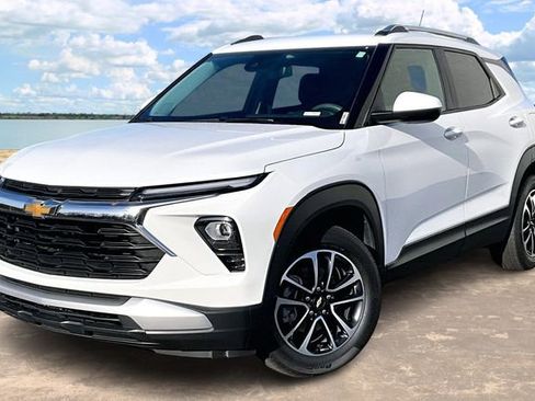 Certified 2024 Chevrolet TrailBlazer LT w/ Driver Confidence Package image 3