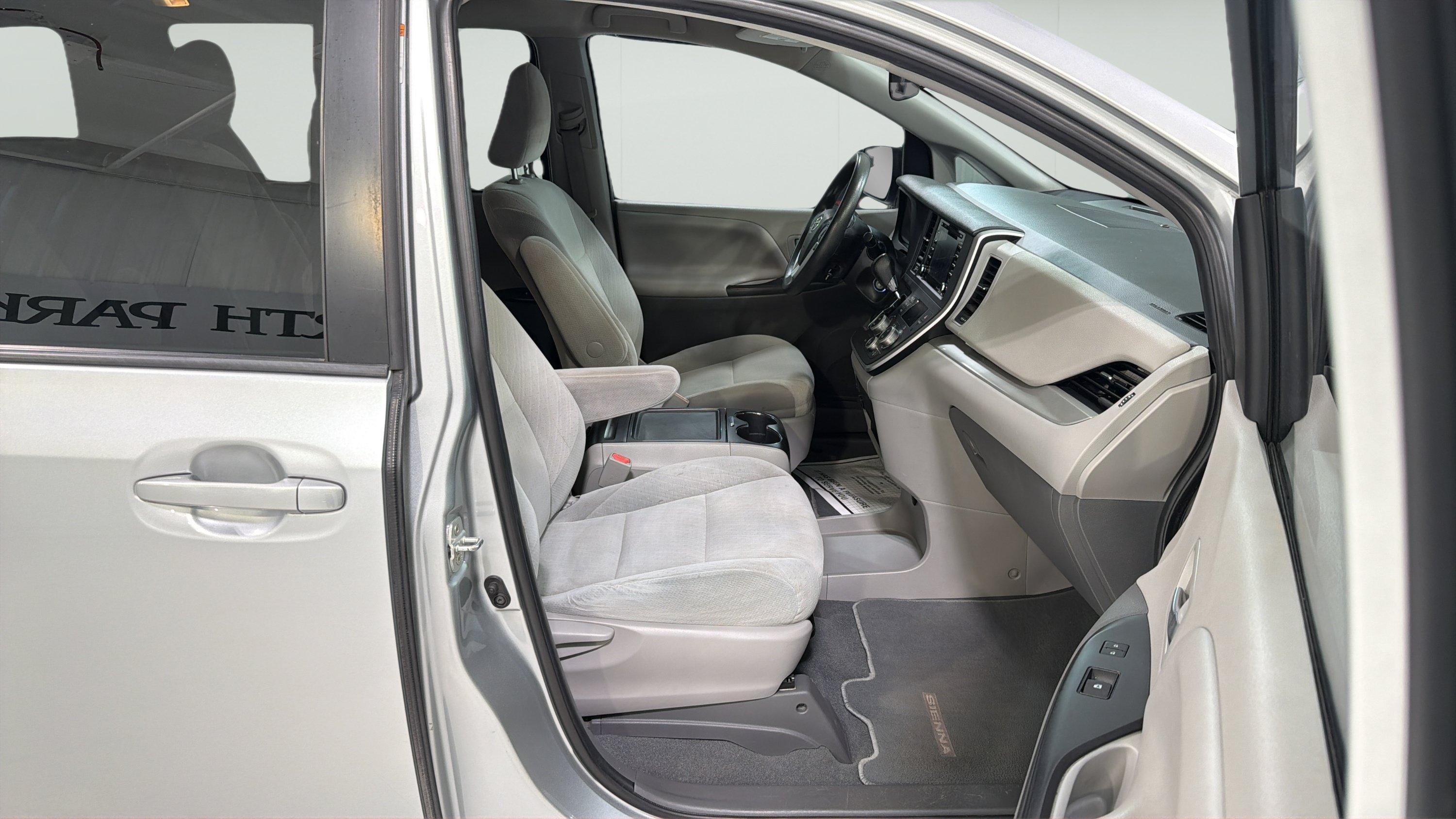 Used 2020 Toyota Sienna LE FWD image 25