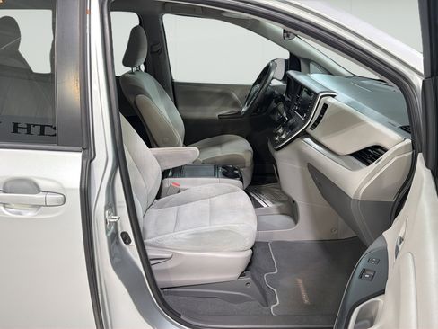 Used 2020 Toyota Sienna LE FWD image 25