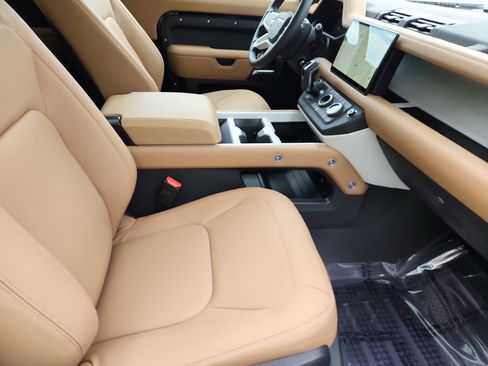 New 2025 Land Rover Defender 90 X-Dynamic SE image 3