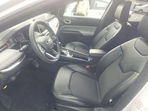 Used 2025 Jeep Compass Latitude w/ Sun & Sound Group AWD/4WD image 3