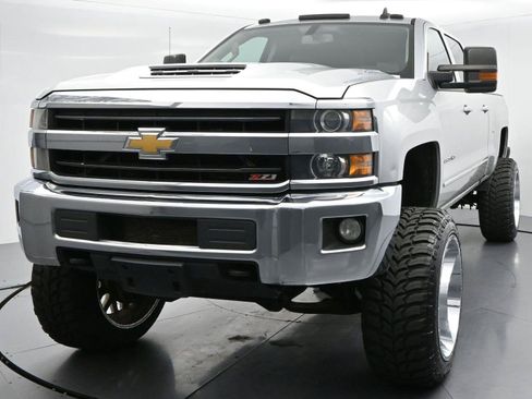 Used 2018 Chevrolet Silverado 2500 LT w/ LT Convenience Package AWD/4WD image 3