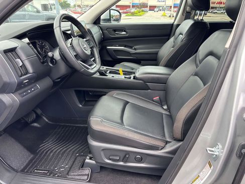 Used 2024 Nissan Pathfinder SL AWD/4WD image 7