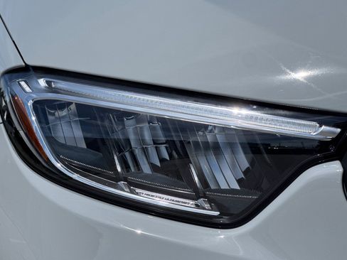 Used 2025 Mercedes-Benz GLC 300 4MATIC image 12