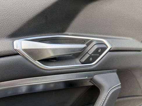 Used 2022 Audi e-tron Premium w/ Convenience Plus Package image 12