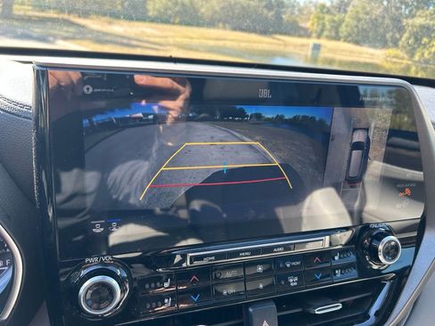 Used 2020 Toyota Highlander Limited image 26