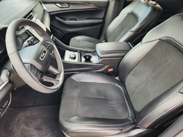 Used 2025 Jeep Grand Cherokee Altitude RWD image 13