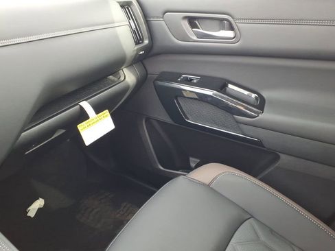 New 2026 Nissan Pathfinder Platinum image 23