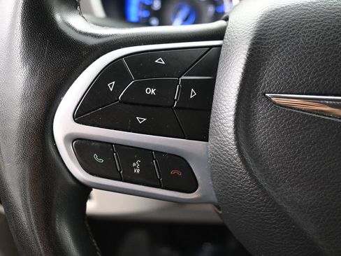 Used 2022 Chrysler Pacifica Touring-L FWD image 25