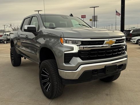 Used 2025 Chevrolet Silverado 1500 LT image 3