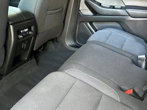 Used 2023 Chevrolet Traverse LT FWD image 12
