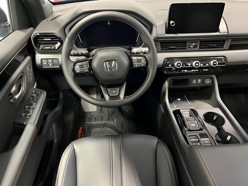 Used 2025 Honda Pilot TrailSport image 15