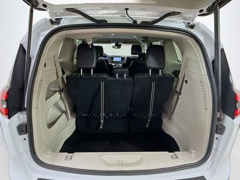 Used 2024 Chrysler Pacifica Touring-L FWD image 24