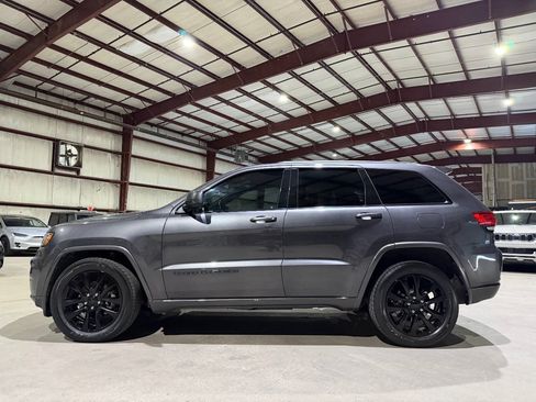 Used 2018 Jeep Grand Cherokee Altitude AWD/4WD image 8