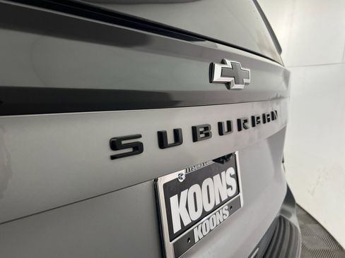 Used 2025 Chevrolet Suburban Z71 image 28