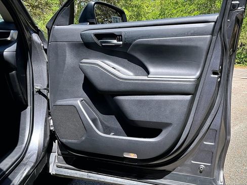 Used 2022 Toyota Highlander XLE image 29