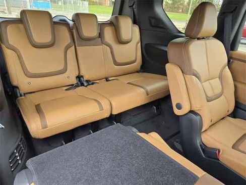 New 2025 Nissan Armada SL w/ Captain's Chari Seat Package image 10