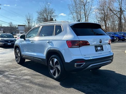 Used 2024 Volkswagen Taos SE w/ Panoramic Sunroof Package image 2