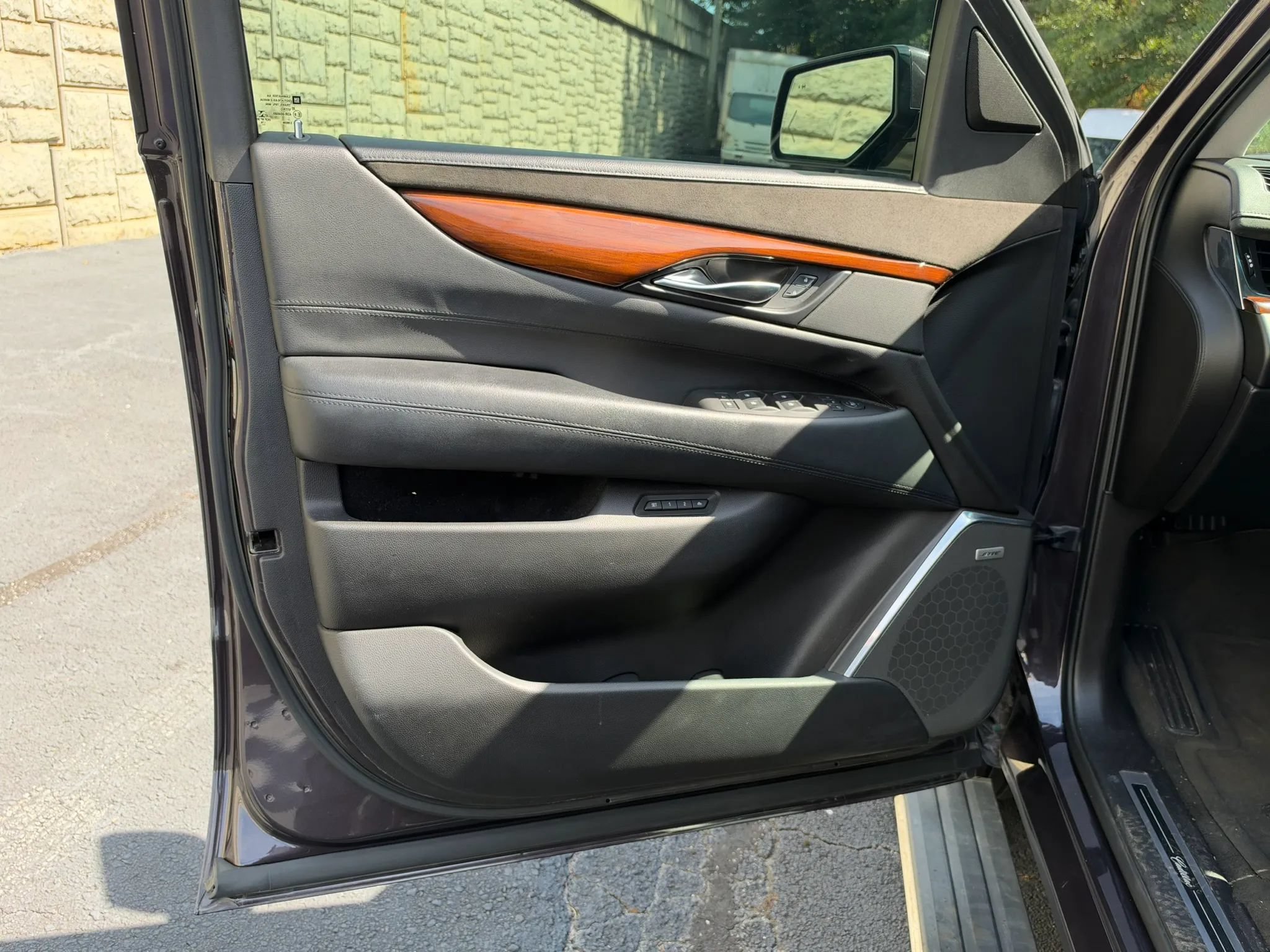 Used 2015 Cadillac Escalade Premium RWD image 29