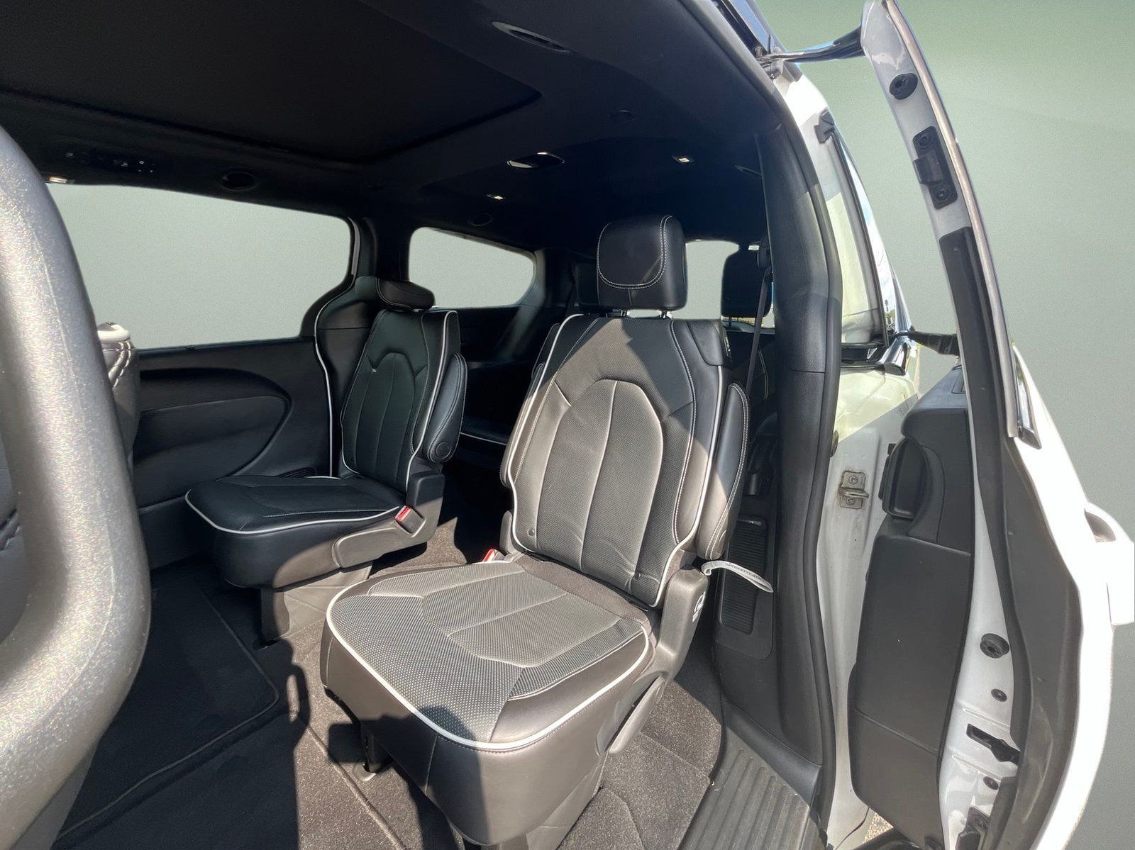 Used 2024 Chrysler Pacifica Limited w/ Uconnect Theater Family Group FWD image 26