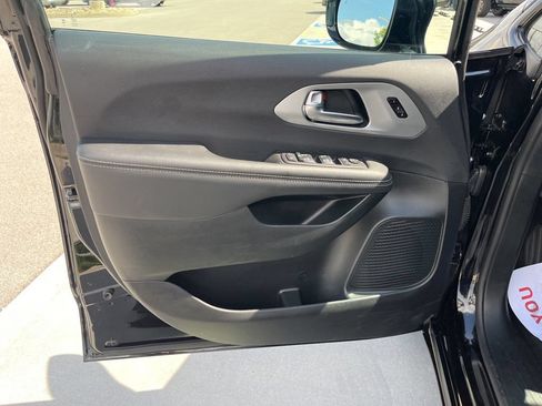 Used 2025 Chrysler Pacifica Limited FWD image 6