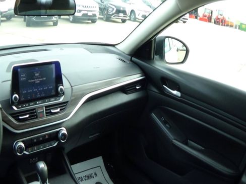 Used 2025 Nissan Altima 2.5 SV FWD image 13