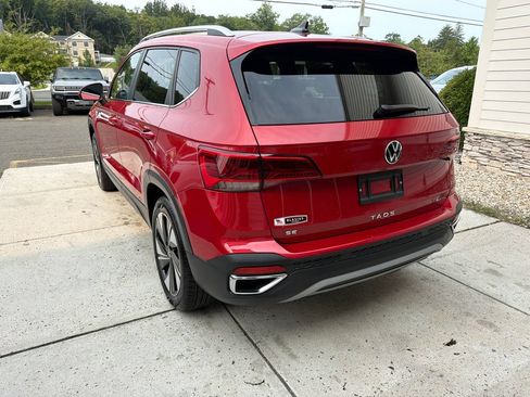 Used 2024 Volkswagen Taos SE w/ Panoramic Sunroof Package AWD/4WD image 10