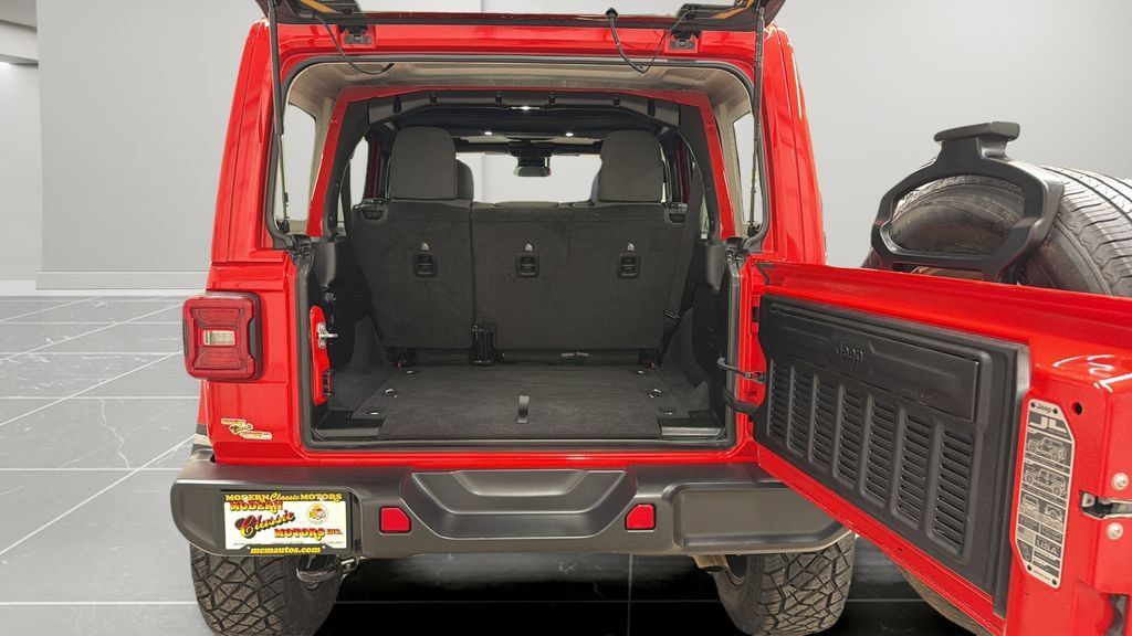 Used 2025 Jeep Wrangler Unlimited Sahara AWD/4WD image 22