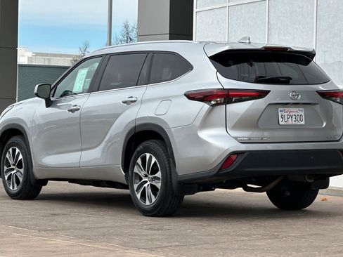 Certified 2024 Toyota Highlander XLE image 7