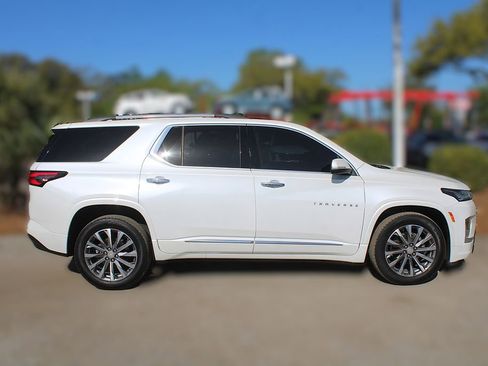 Used 2023 Chevrolet Traverse Premier FWD image 5