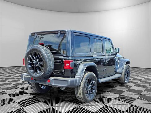 Used 2025 Jeep Wrangler Sahara image 5