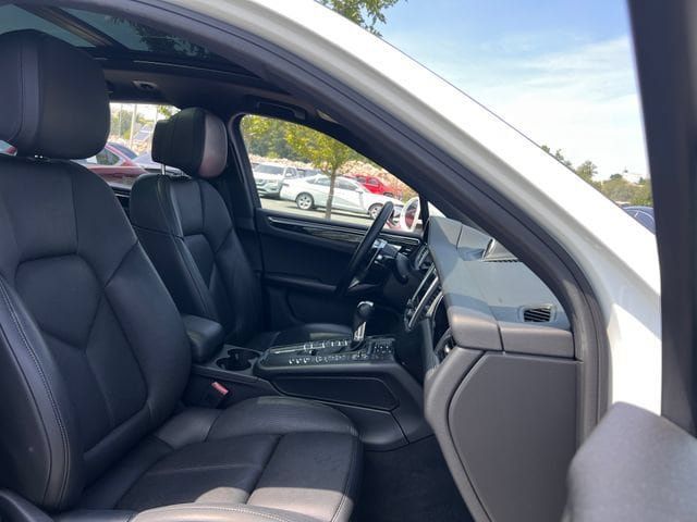 Used 2018 Porsche Macan w/ Premium Package Plus AWD/4WD image 33