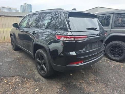 Used 2023 Jeep Grand Cherokee Limited w/ Luxury Tech Group II image 4